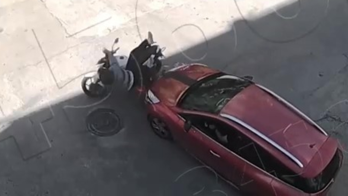Amasya’da otomobile çarpan motosikletin sürücüsü havada takla attı