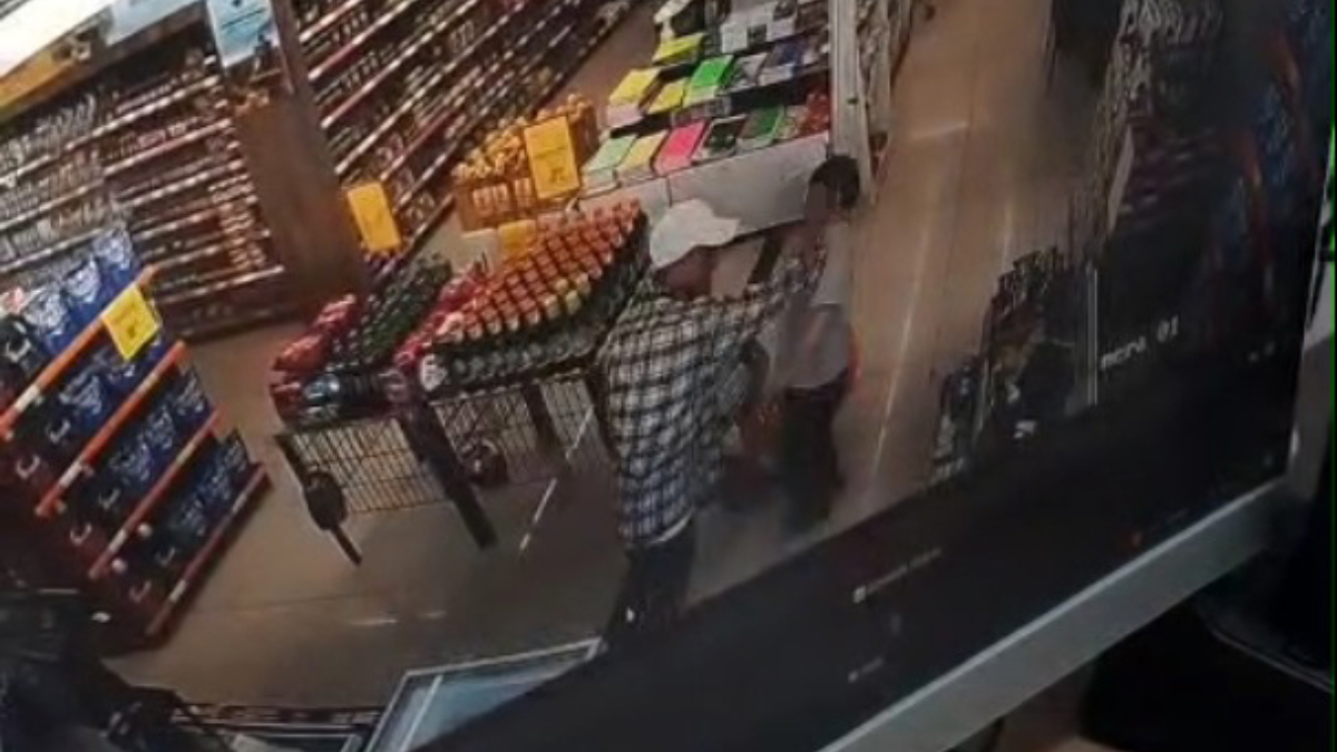 Sakarya’da markette otizmli çocuğa vurup düşürdü: O anlar kamerada Sakarya’da markette otizmli çocuğa vurup düşürdü: O anlar kamerada