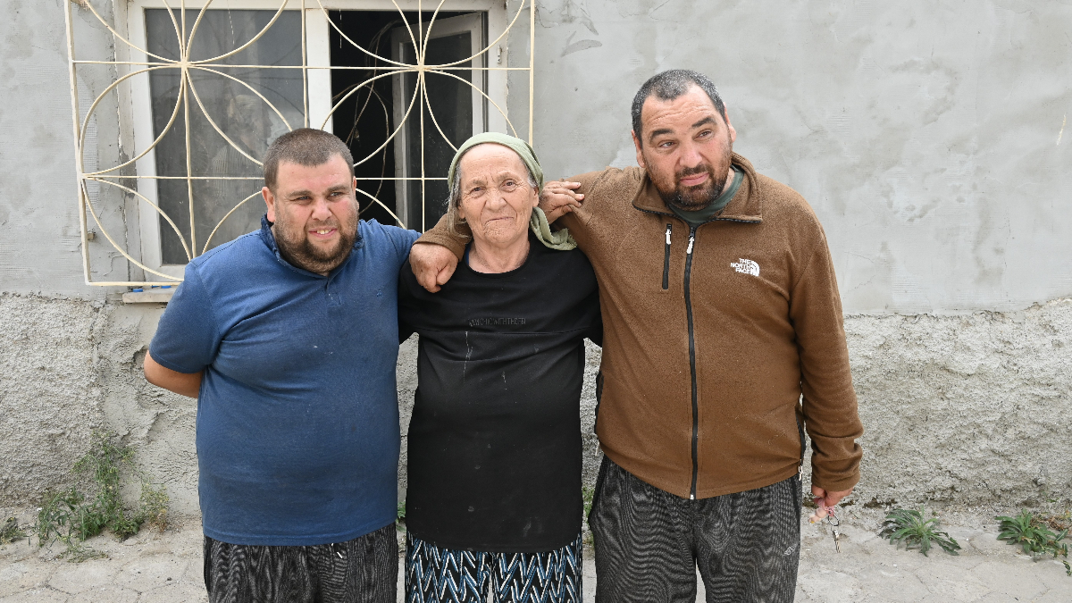Eskişehir’de anne ve 2 engelli oğlunun yaşadığı evden 3 kamyon atık tahliye edildi