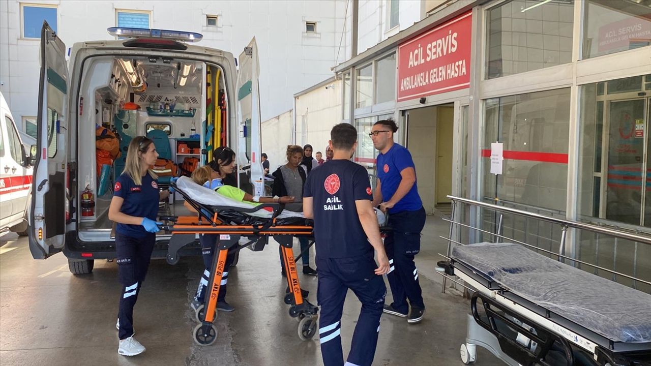 Adana'da kontrolden çıkarak kayaya çarpan minibüsteki 2 kişi yaralandı