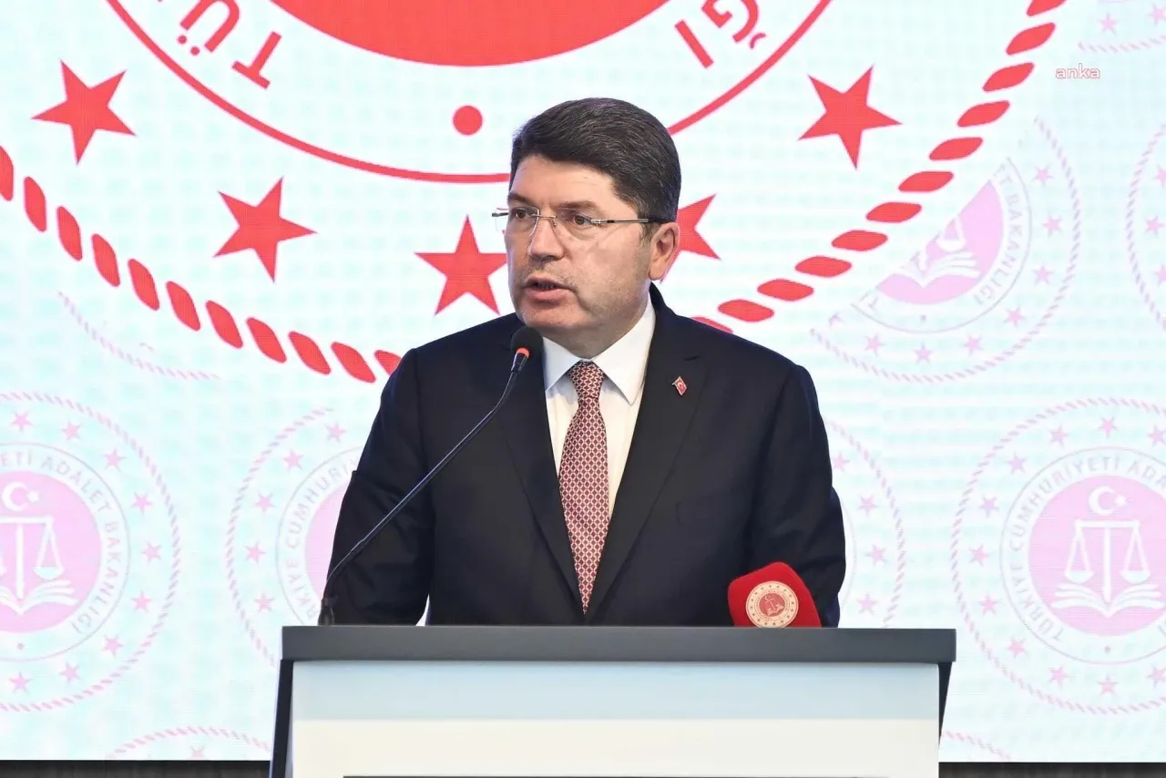 GÜNDEM Bakan Yılmaz Tunç duyurdu! Kocaeli’de aşırı hız yapan sürücüyü uyaran vatandaşa fiziki saldırıya ilişkin soruşturma başlatıldı