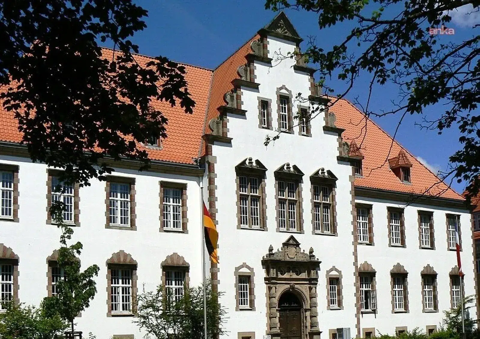 DÜNYA Almanya’da 14 yaşındaki Suriyeli çocuk 200 farklı suçtan tutuklandı DÜNYA Almanya’da 14 yaşındaki Suriyeli çocuk 200 farklı suçtan tutuklandı