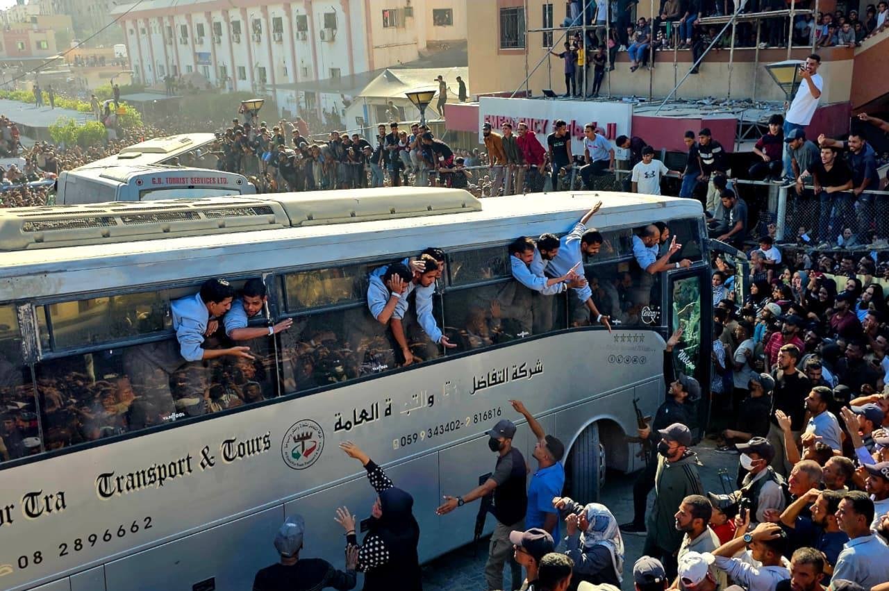 Gazze’de Serbest Bırakılan Tutuklular Coşkuyla Karşılandı Gazze’de Serbest Bırakılan Tutuklular Coşkuyla Karşılandı