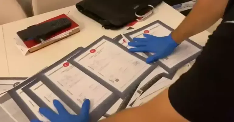 SON DAKİKA Kendilerini kamu görevlisi olarak tanıttılar 50 kişiyi 80 milyon lira dolandırdılar SON DAKİKA Kendilerini kamu görevlisi olarak tanıttılar 50 kişiyi 80 milyon lira dolandırdılar