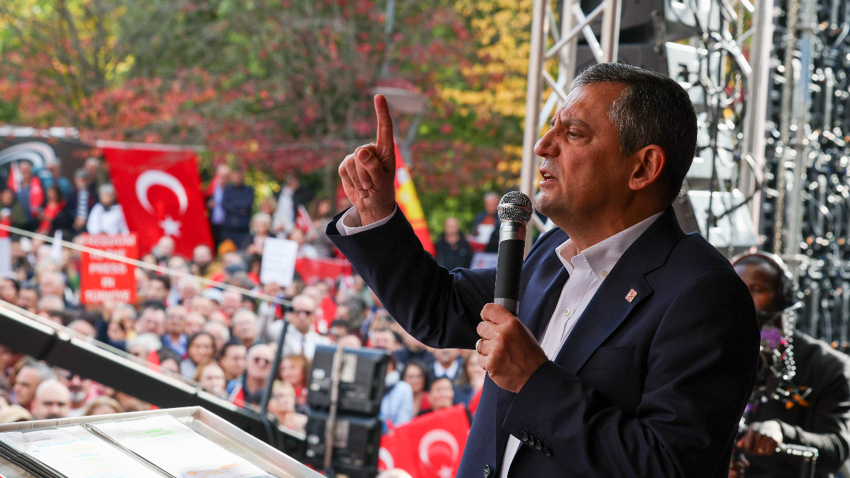 Özgür Özel, Brüksel’de düzenlenen mitinge katıldı Özgür Özel, Brüksel’de düzenlenen mitinge katıldı