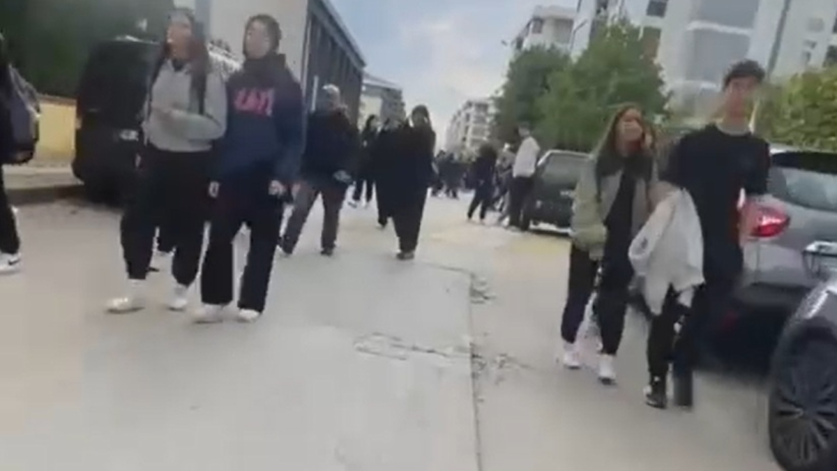 Bursa’da motosikletli sürücü okul önünde tehlikeli Bursa’da motosikletli sürücü okul önünde tehlikeli