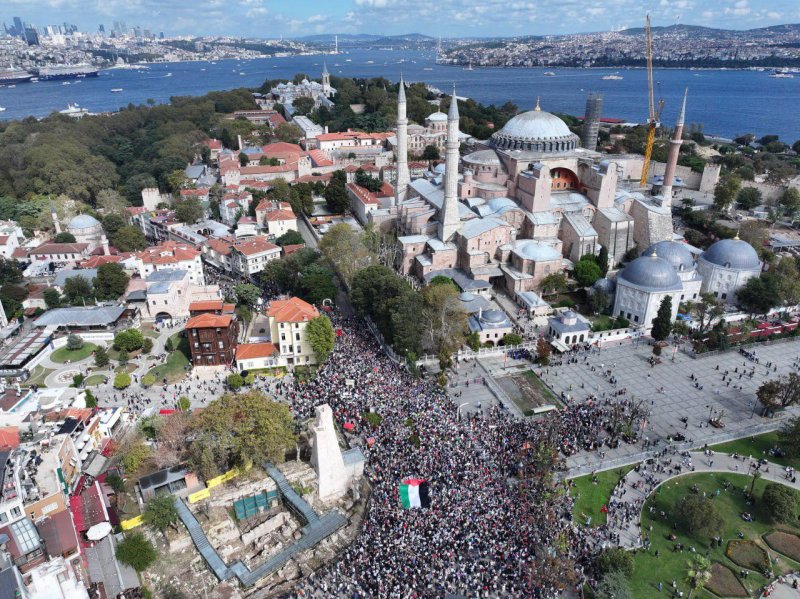 Aksa Tufanı’nın yıl dönümünde on binlerce kişi Gazze için yürüdü: Gazze Hamas’tır!