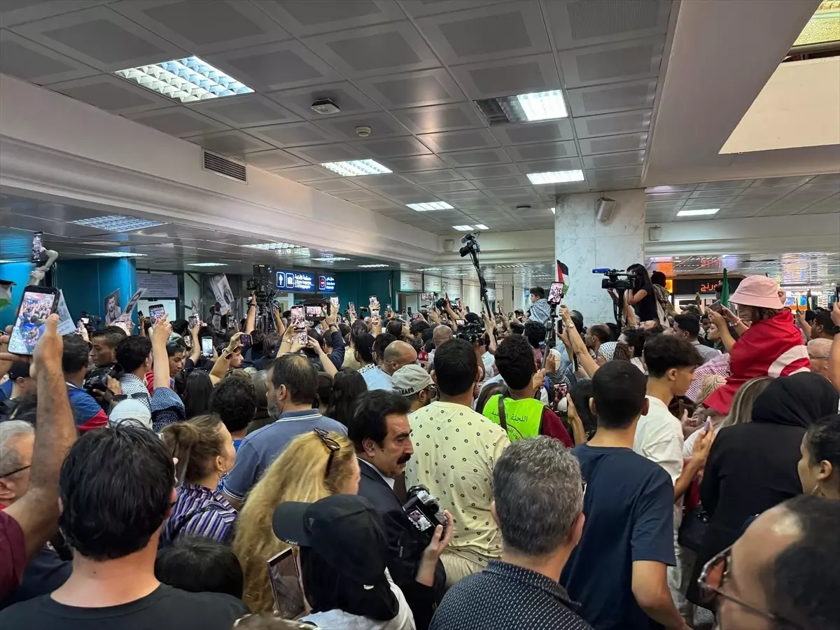 Tunuslu Aktivistler, İsrail’den Serbest Bırakıldıktan Sonra Coşkuyla karşılandı Tunuslu Aktivistler, İsrail’den Serbest Bırakıldıktan Sonra Coşkuyla karşılandı