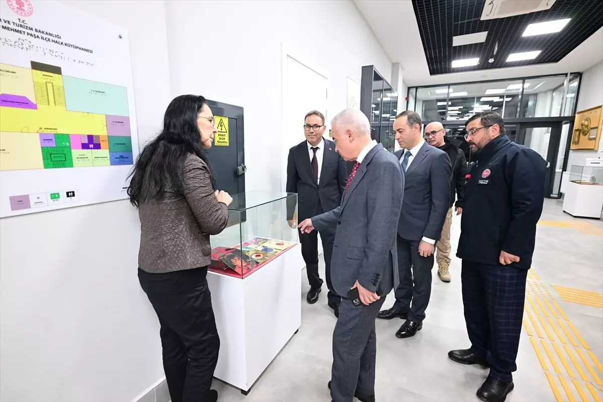 Vali Uğur Turan, Halk Kütüphanesini Ziyaret Etti Vali Uğur Turan, Halk Kütüphanesini Ziyaret Etti