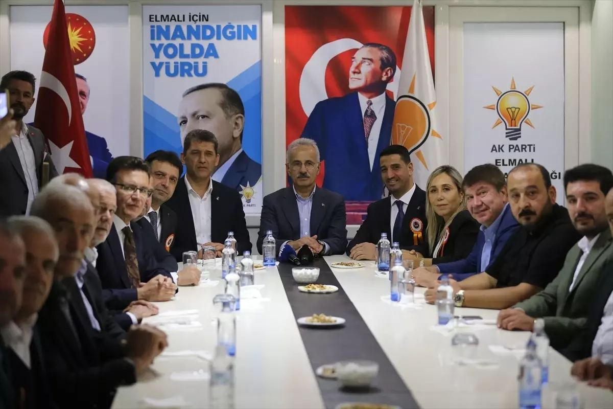 Ulaştırma ve Altyapı Bakanı Uraloğlu, Antalya’da Teşkilatla… Ulaştırma ve Altyapı Bakanı Uraloğlu, Antalya’da Teşkilatla…