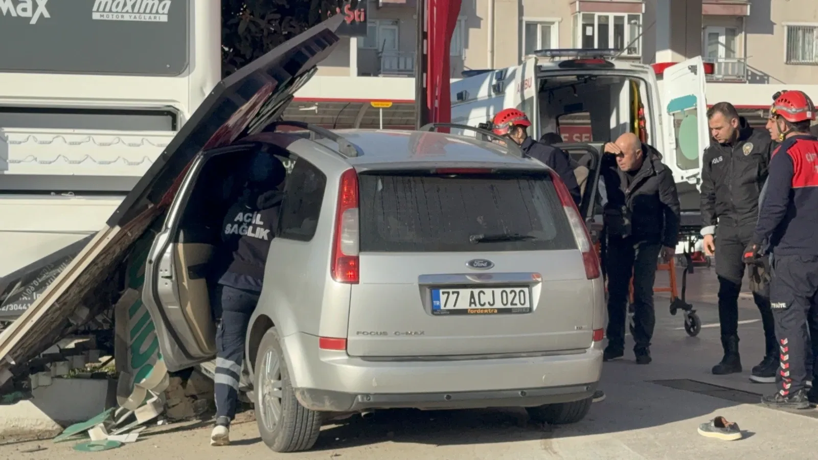 Yalova’da Akaryakıt İstasyonuna Girmeye Çalışan Araç Kaza Yalova’da Akaryakıt İstasyonuna Girmeye Çalışan Araç Kaza