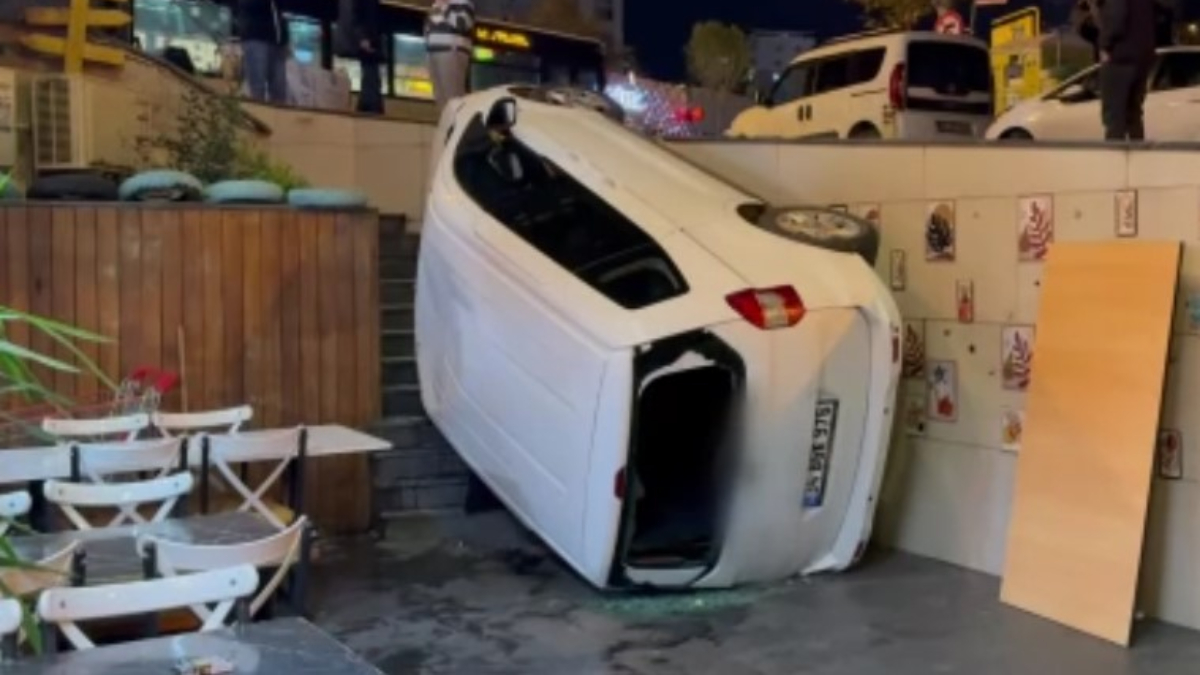 Beylikdüzü’nde Park Halindeki Araç Kafenin Bahçesine Düştü