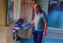 Adana’da camide ayakkabıları inceleyen hırsızlık olayı