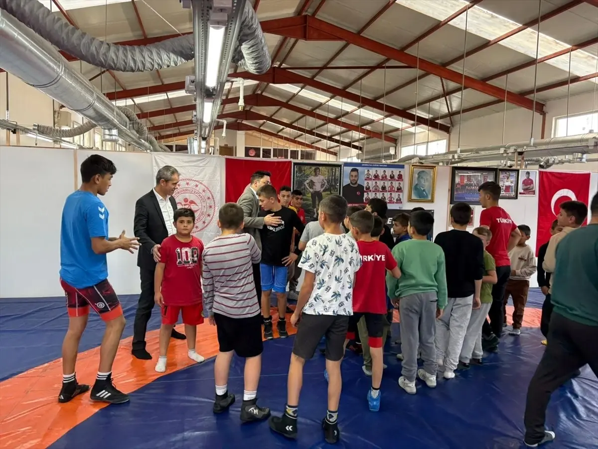 Almus Kaymakamı Emre Çömen, Güreşçileri Ziyaret Etti Almus Kaymakamı Emre Çömen, Güreşçileri Ziyaret Etti