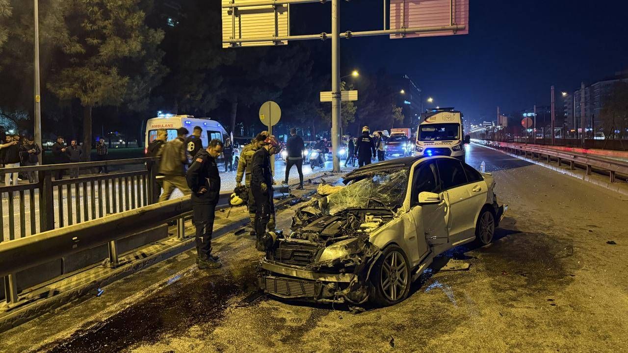 Kaza Sonucu Minibüse Çarpan Araçta 6 Kişi Yaralandı Kaza Sonucu Minibüse Çarpan Araçta 6 Kişi Yaralandı