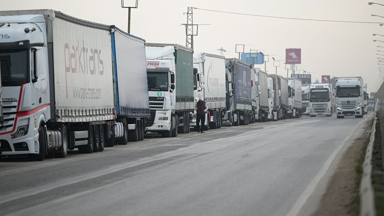 Kapıkule’de Tır Parkı Kapatıldı, Kuyruklar Oluştu Kapıkule’de Tır Parkı Kapatıldı, Kuyruklar Oluştu