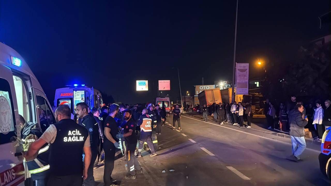 Gebze’de İşçileri Taşıyan Servis Aracı Devrildi: 8 Yaralı Gebze’de İşçileri Taşıyan Servis Aracı Devrildi: 8 Yaralı