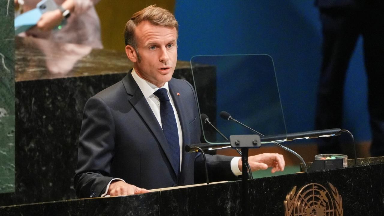 Macron, Louvre Müzesi’ndeki Soygunu Kınadı
